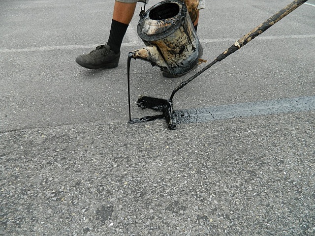 Crack Seal - герметизация и заполнение трещин на асфальте холодным и горячим способами